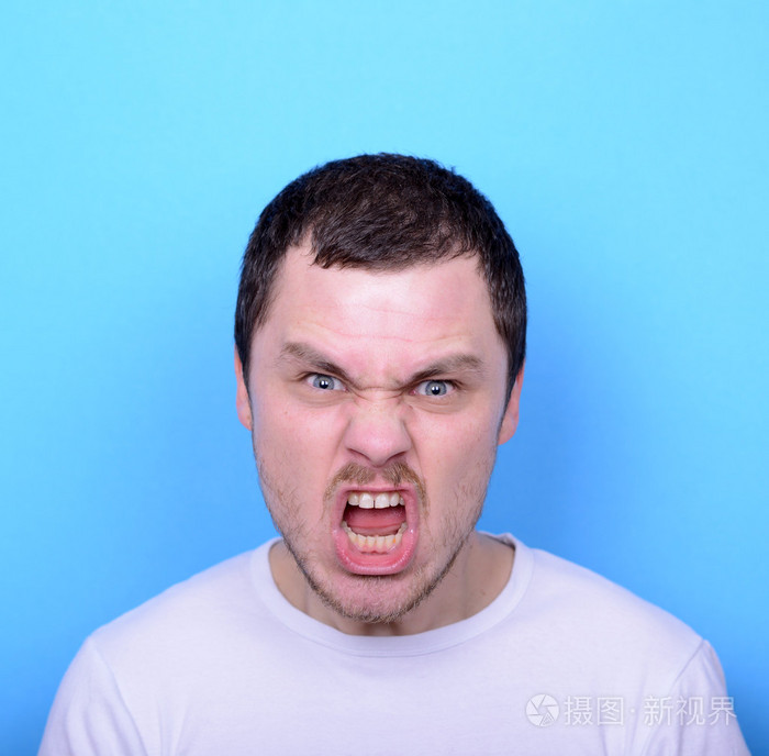 生气的人大声尖叫拉扯头发反对蓝坝的肖像