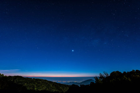 夜景蓝色时间明星在蓝蓝的天空夜景时间照片