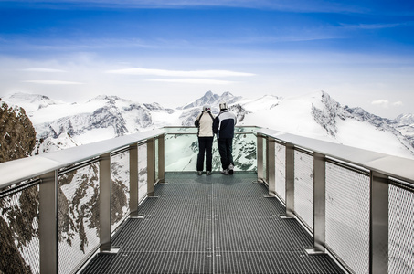 两人看阿尔卑斯山从观点的平台