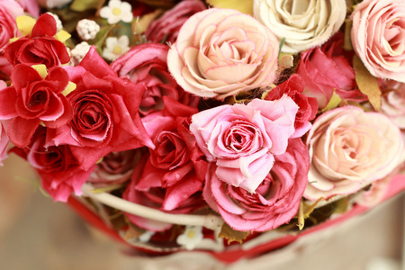 美丽的玫瑰人造花