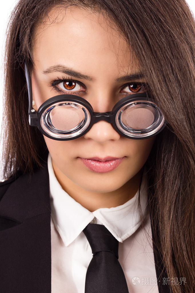 年轻的严肃的老师戴着眼镜的特写肖像