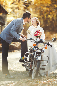 新婚夫妇在摩托车上