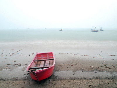 穆迪形象的波涛汹涌的大海海滩