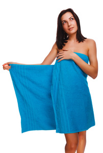 女人瘦卷曲的苗条的黑发女孩，穿蓝色毛巾沐浴后和 sh