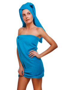 蓝色毛巾沐浴后的女人薄卷毛的苗条女孩黑发和