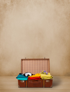 复古旅游行李与色彩鲜艳的衣服和 copyspace