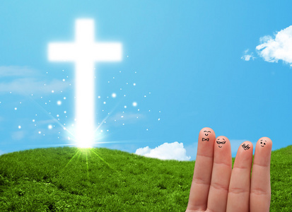 快乐手指表情与基督徒宗教十字架照片