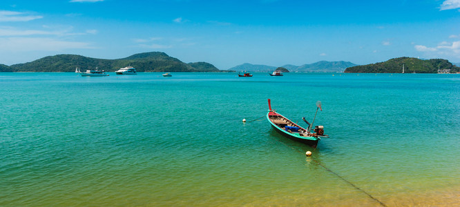 小船在海上对岩石在泰国