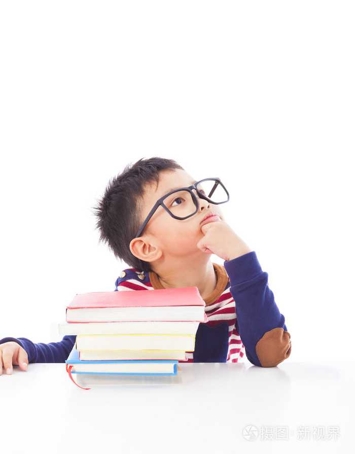 小男孩思考或准备作业期间做梦照片-正版商用图片1fd47x-摄图新视界