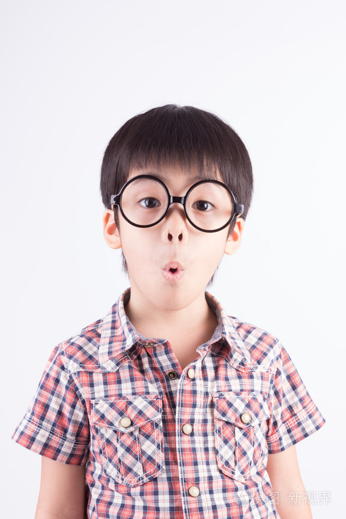 那小孩带惊讶的表情