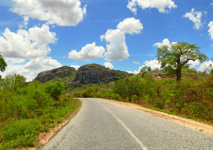 莫桑比克荒诞本质。这条路。非洲莫桑比克