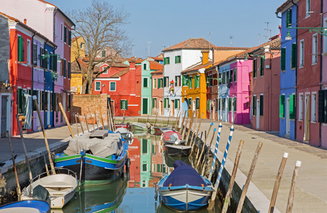 威尼斯对运河从布拉诺岛的房子
