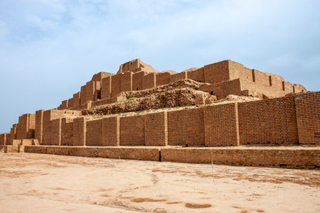 金字形神塔的 Choqa Zanbil