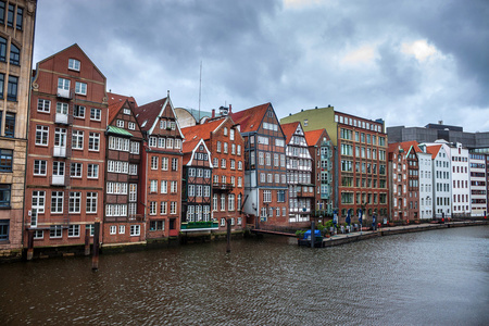 传统建筑沿运河在汉堡