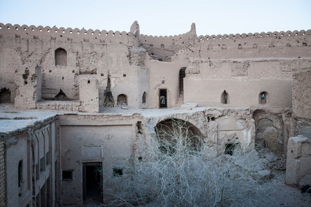 在 yazd 被毁的传统土坯房