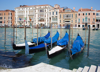 威尼斯大运河和吊船为教会圣塔玛丽亚德拉 salutte