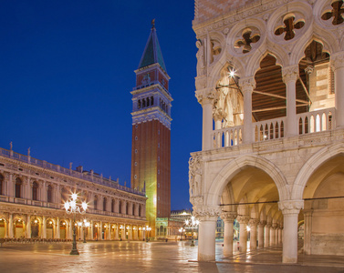 威尼斯总督宫和钟塔在清晨或黄昏