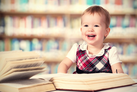 快乐宝贝女孩在图书馆读书