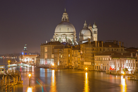 威尼斯圣玛丽亚德致敬的教会，在傍晚黄昏从庞莉雅运河格兰德