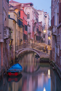 威尼斯的运河在早上从庞 del fontego 桥