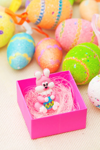 复活节兔子与色的蛋