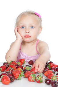 吃红色的浆果白色衬底上的小女孩