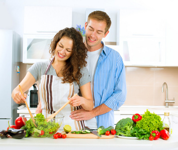 幸福的夫妻在一起做饭。节食。健康食品