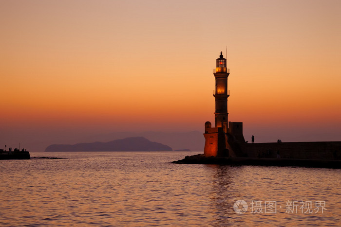 在日落时座古老的灯塔希腊克里特岛伊拉克利翁