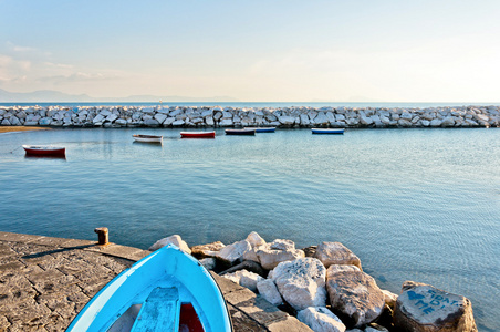 地中海沿岸和那不勒斯湾的小船