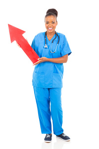 年轻的非洲裔美国护士拿着箭咀标志