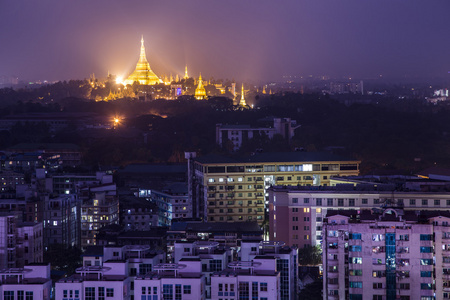 shwedagon 塔寺美丽日落在仰光，缅甸或 b