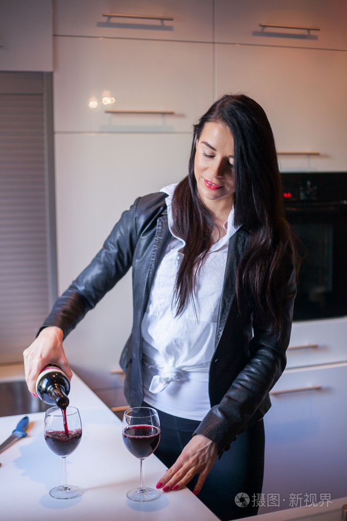 女人在杯中斟酒