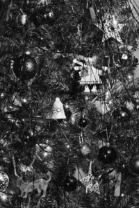 圣诞树上的灯光和装饰品
