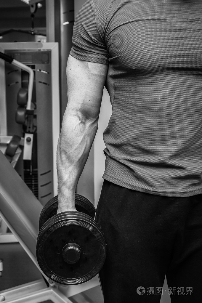 用哑铃锻炼的人