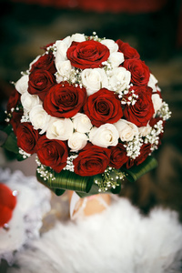 婚礼红色和白色的玫瑰的花束