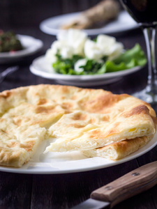 被称为 khachapuri 的奶酪面包