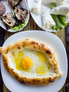 芝士面包和鸡蛋被称为的 adjaruli khachapuri phkali nadughi