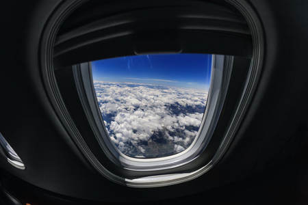 云从飞机窗口鸟瞰图
