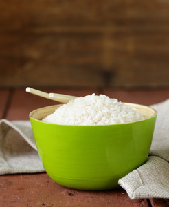 未煮熟的白米饭，竹青碗里