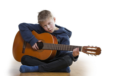 年轻的男孩弹吉他
