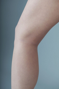 一个女人的膝盖疼痛
