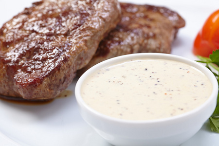 牛排配酱汁图片