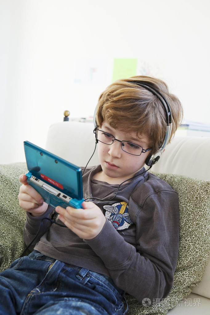 小孩在玩视频游戏