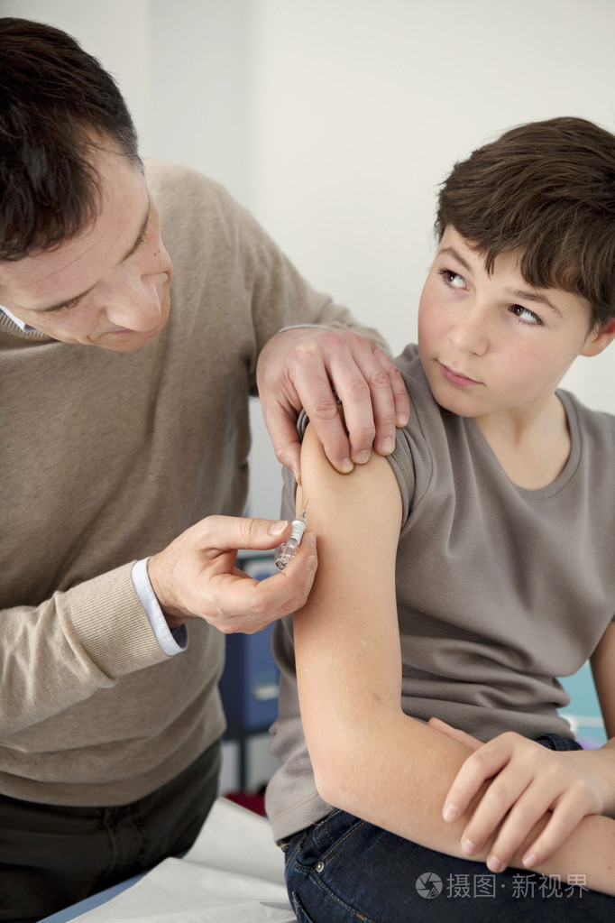 医生把给男孩注射