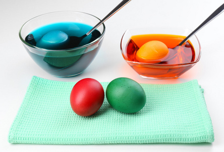 碗与复活节彩蛋和鸡蛋，孤立的白底漆