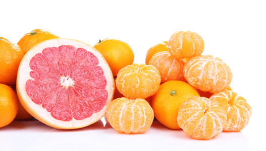 成熟香甜的橘子和葡萄柚，孤立的白色衬底上