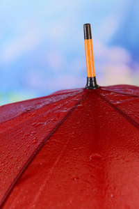 在明亮的背景上的红色雨伞