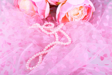 美丽的珍珠粉色布上
