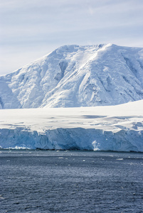 山上覆盖着白雪的南极洲