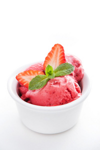 白色衬底上的草莓冰淇凌。